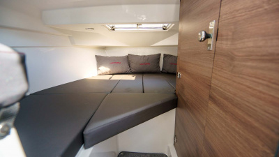 Комбинированная лодка Victory 737 Cabin